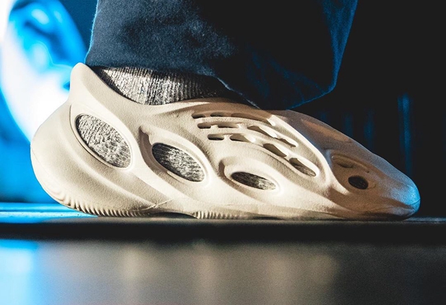 Yeezy,Foam Runner  Yeezy 洞洞鞋再曝实物新图！将于近期正式发售！