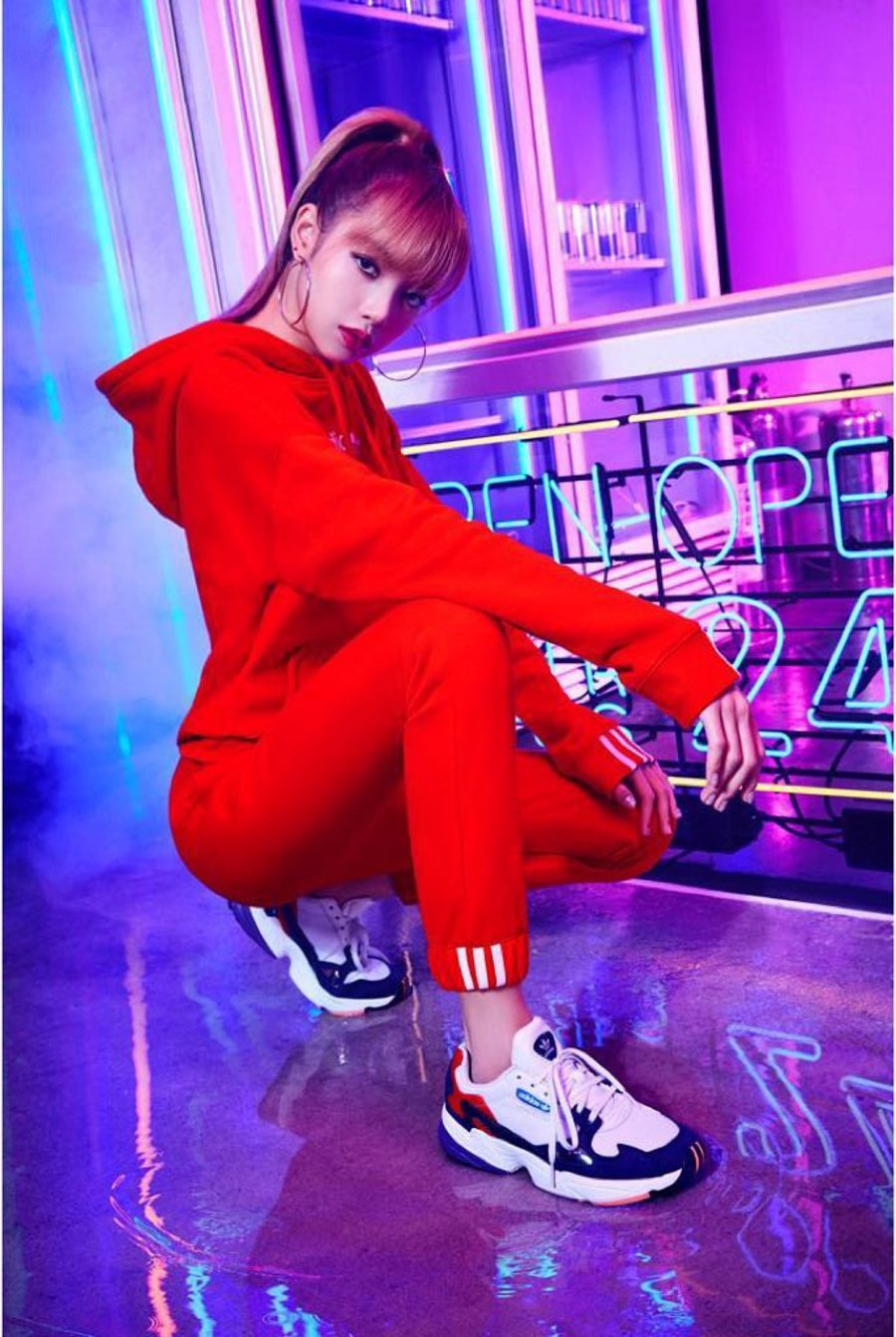 蔡徐坤穿4w联名lisa虞书欣穿球鞋太美青你2竟暗藏无数鞋头
