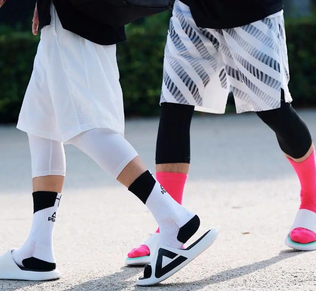 Nike,adidas,Air Jordan 1,Yeezy 现在抄底这 15 款球鞋超划算!除了李佳琦带货的 Nike 销量王,还有... 现在抄底这 15 款球鞋超划算!除了李佳琦带货的 Nike 销量王,还有...