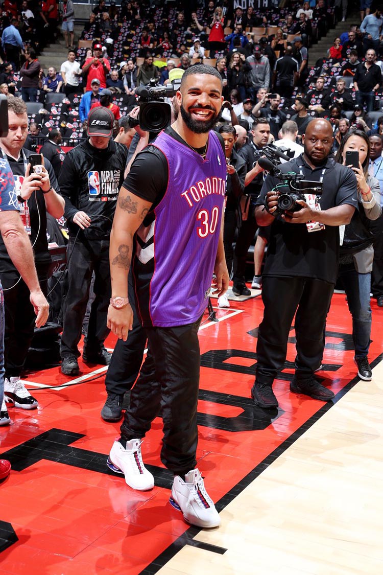 Drake  他是真正的世界级鞋王！他的联名 AJ 都是天价鞋！最近花七个亿上了热搜！
