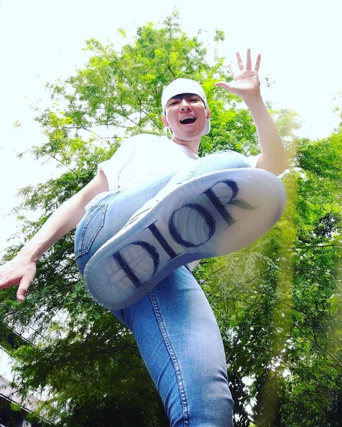 dior  和周董撞鞋很开心！萧敬腾上脚 Dior x AJ1！
