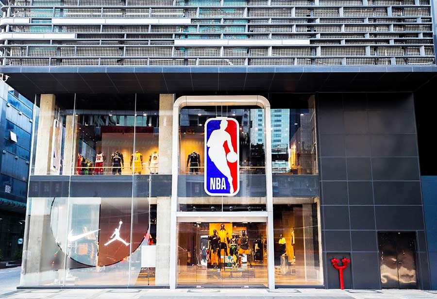 NBA  全球最大 NBA 旗舰店落户广州！球星卡组成的卡墙你见过吗？