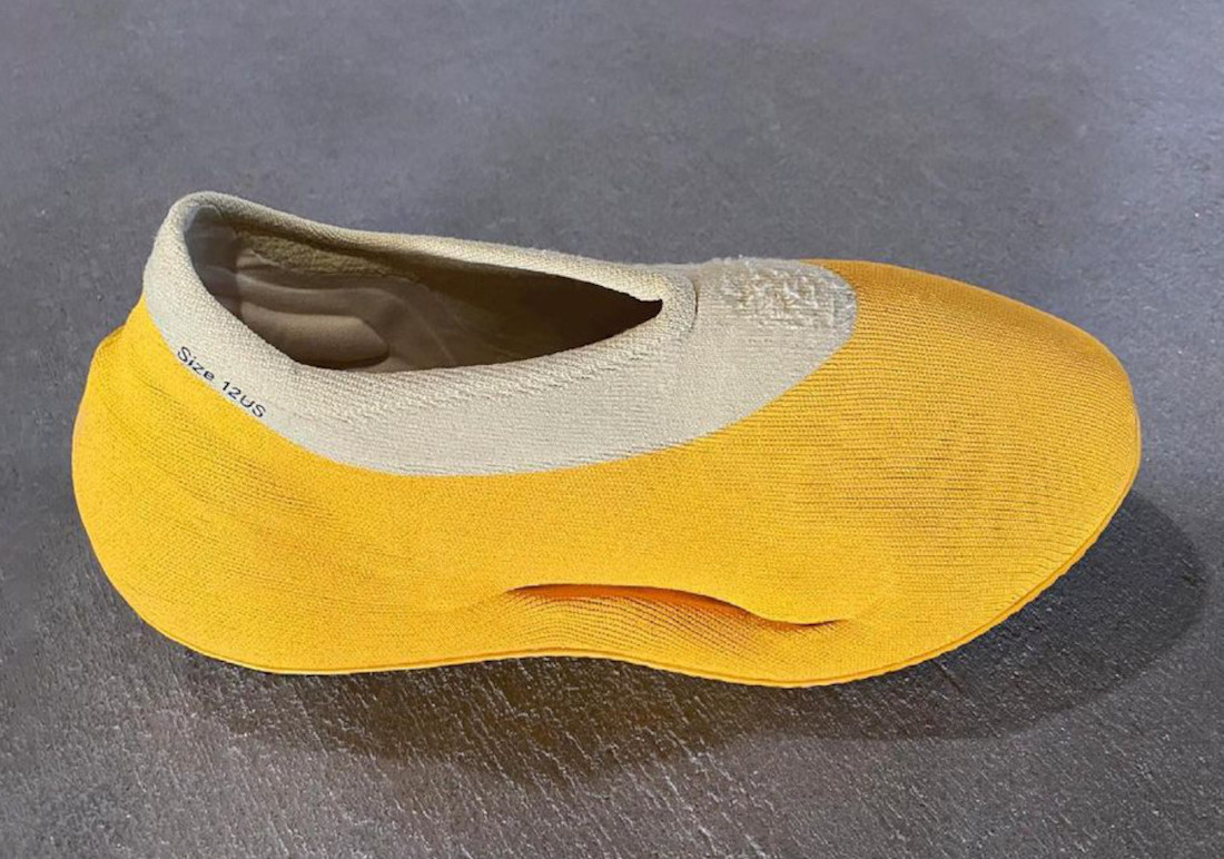 adidas,Yeezy Foam Runner,Yeezy  Yeezy 洞洞鞋的「兄弟」来了！侃爷的新设计你觉得如何？