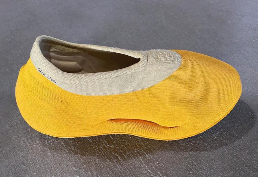 adidas,Yeezy Foam Runner,Yeezy  Yeezy 洞洞鞋的「兄弟」来了！侃爷的新设计你觉得如何？