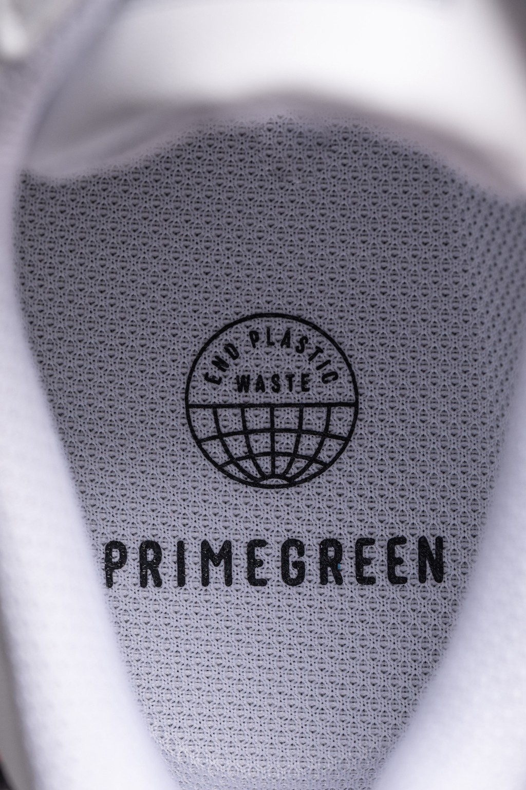 鞋垫上印有 "primegreen",再次体现了环保主题.