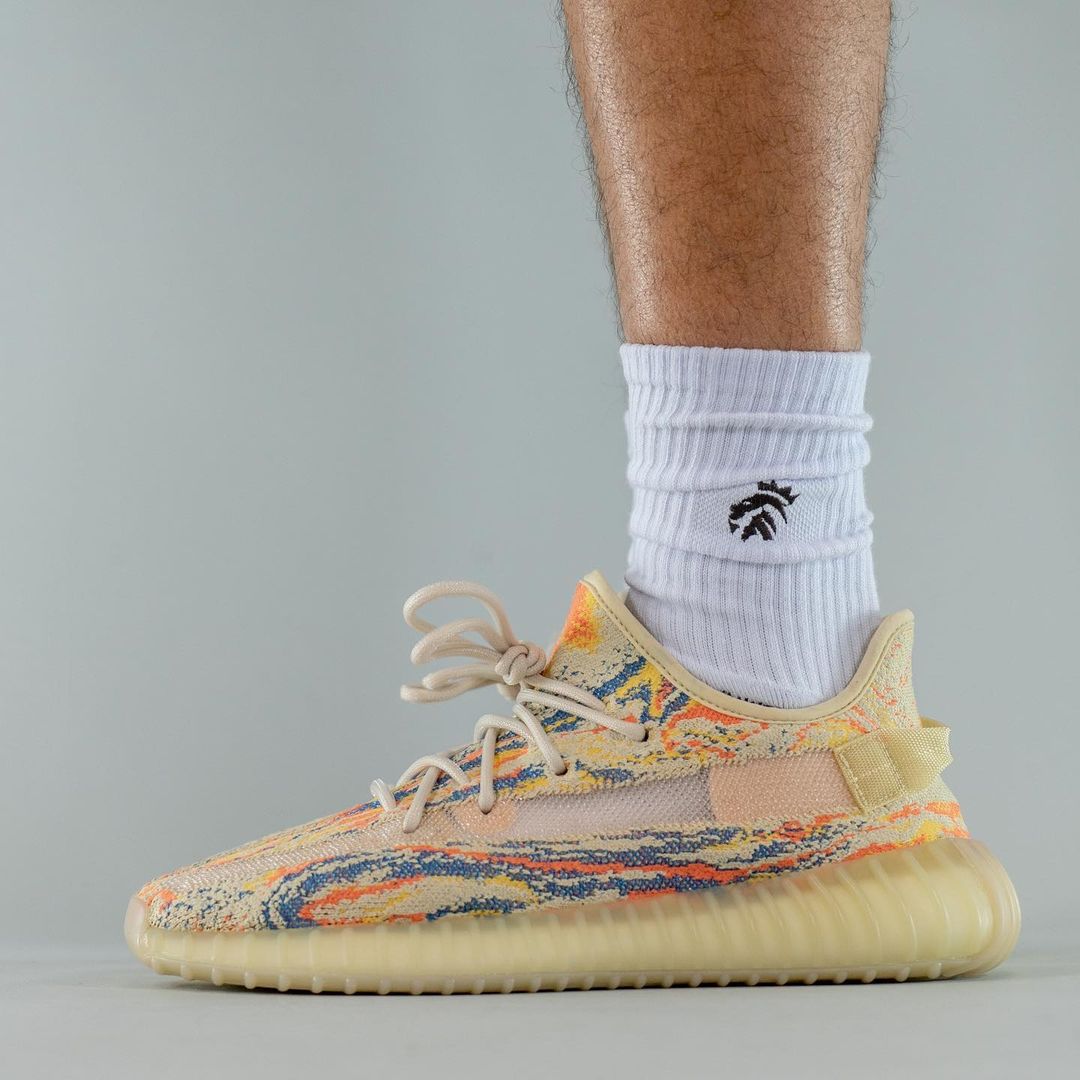 上脚曝光全新暴龙兽yeezy350v2十月发售