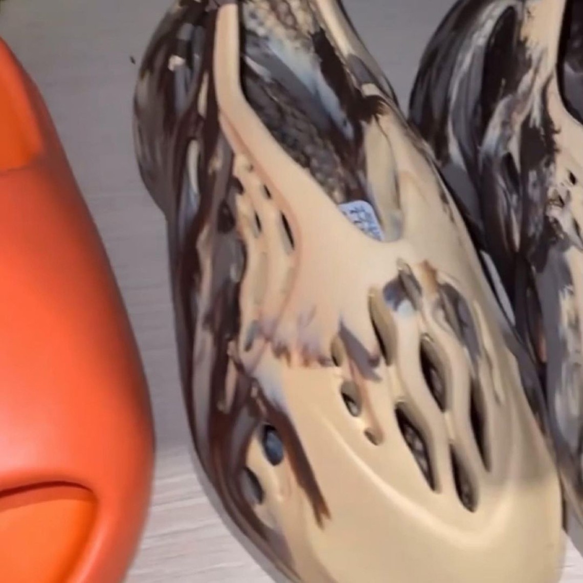 Yeezy Foam Runner,Yeezy,adidas  今年「真香」鞋款！Yeezy 「洞洞鞋」新配色实物曝光！