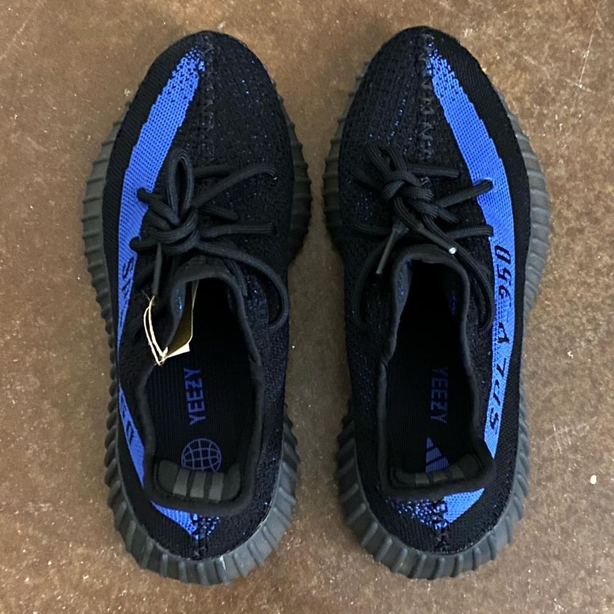 经典油漆条回归黑蓝yeezy350v2实物曝光