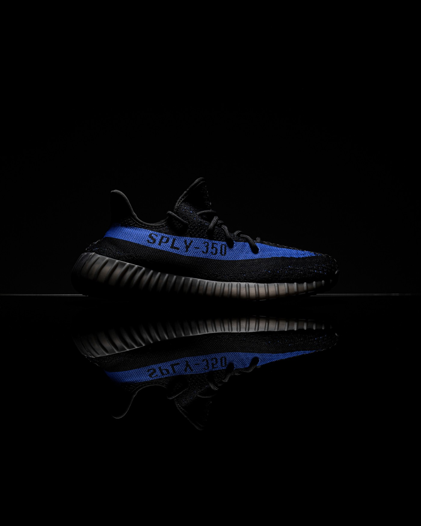 Yeezy 350 V2,adidas,发售,开箱,上脚,G  明天发售！黑蓝油漆条 Yeezy 350 V2 开箱上脚！实物质感真不错！