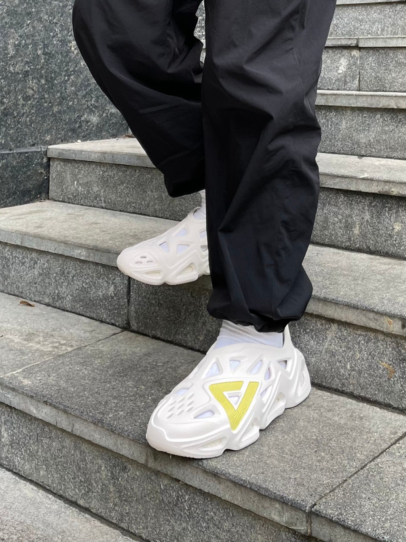 Nike asuna 2 slide,Crocs,HOKA,  今夏买「潮流拖鞋」就看这篇！最贵 ￥3000+ 排面拉满！￥100 元也有极致脚感！