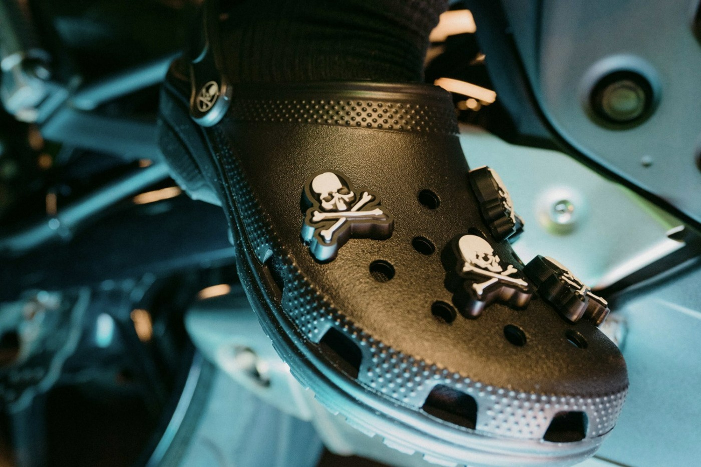 mastermind Japan,Crocs  「暗黑之王」又出新联名！但这次的鞋却有点不一样！