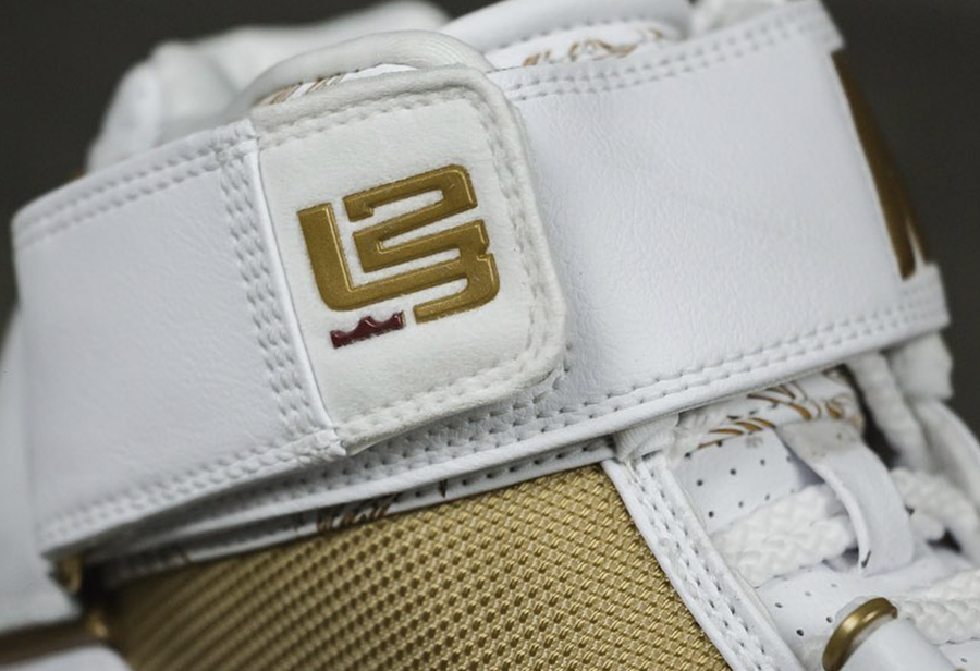 LeBron 2,Nike,DJ4892-100,发售  下一双 LeBron 复刻马上要来了！白金 PE 最新实物曝光！