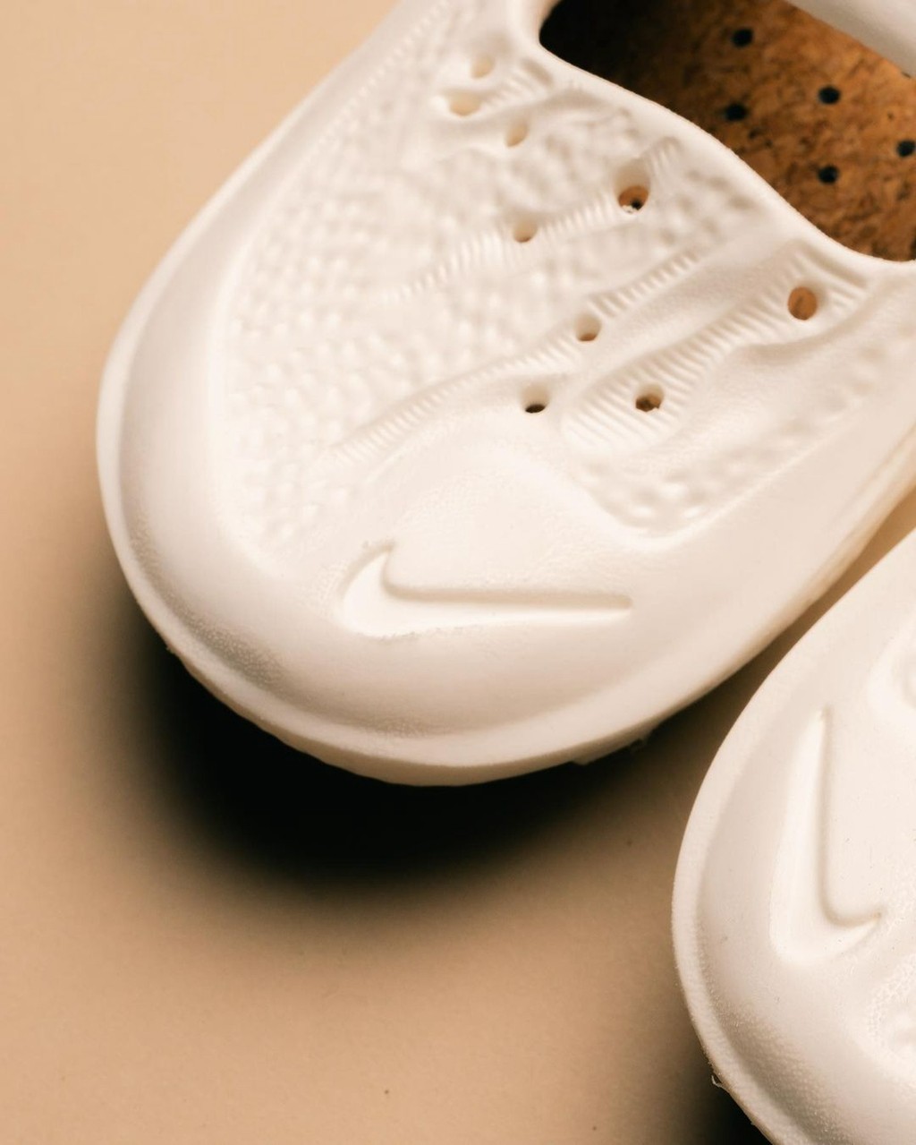 Nike,ISPA Universal   Nike 逢出必火系列！「软木塞洞洞鞋」能入手了！