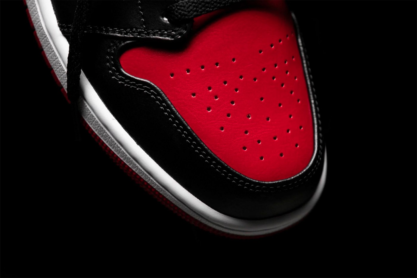 Air Jordan 1 Low,AJ1,Bred Toe, 又一「黑脚趾 AJ1」年底回归!上脚确实帅! Air Jordan 1 Low,AJ1,Bred Toe, 又一「黑脚趾 AJ1」年底回归!上脚确实帅!