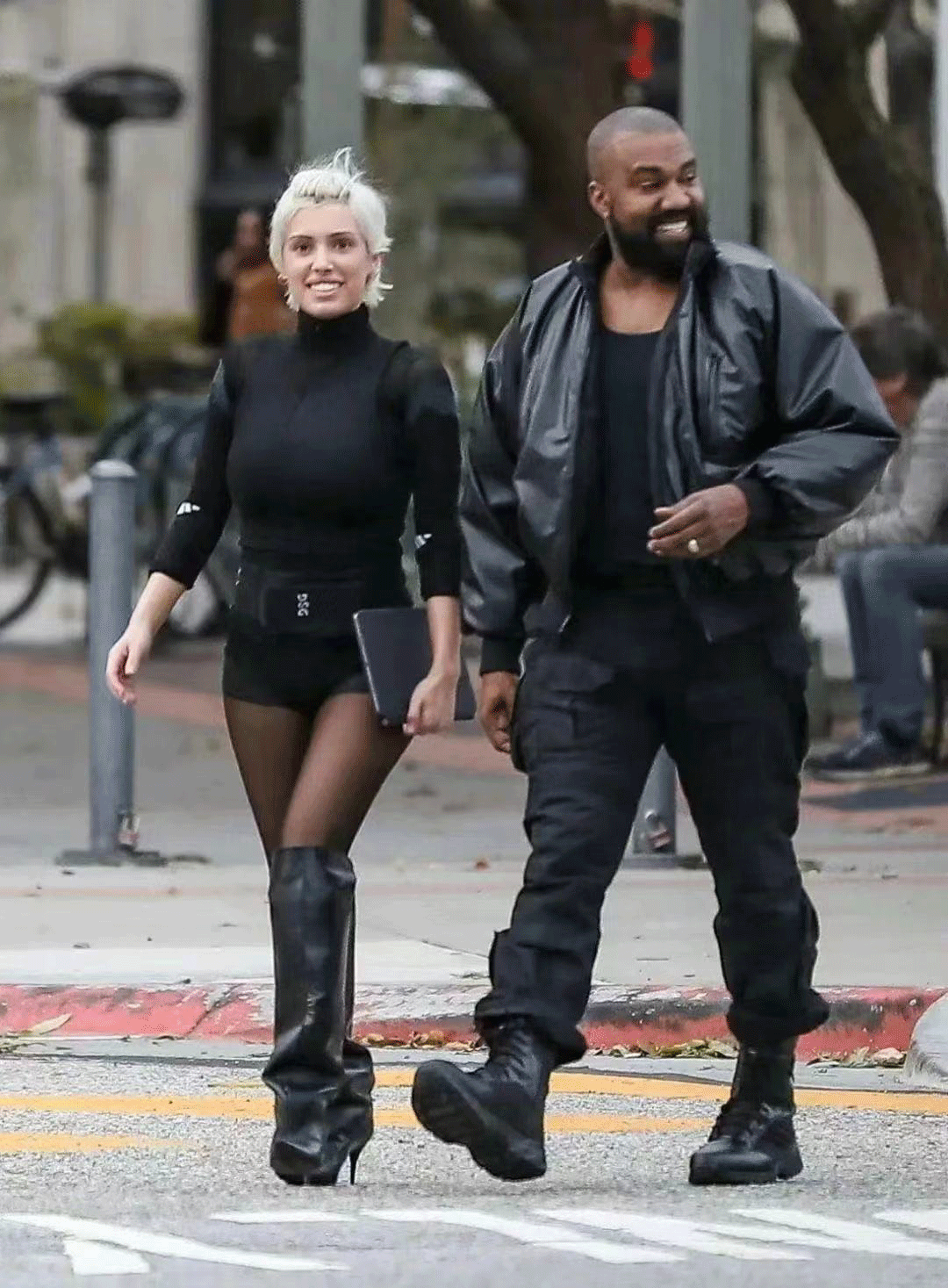 Kanye West,Bianca   丝袜套头、秋裤外穿！整活尺度越来越大的侃爷不是本人？！
