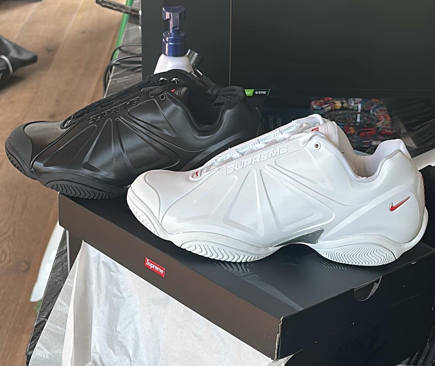Supreme,Nike Air Zoom Courtpos  Supreme x Nike 新鞋来了！采用「喷泡同款」科技！