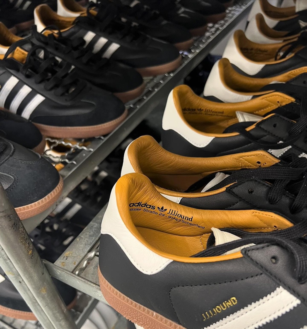 JJJJound,adidas,三叶草,Samba   三叶草现在最火的鞋，要跟 JJJJound 联名了！