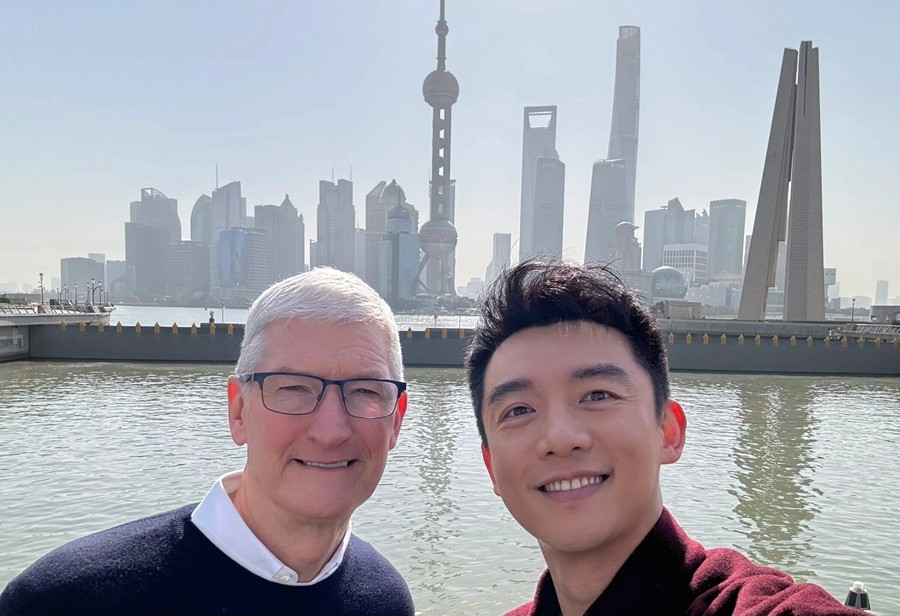 明星上脚,库克,郑恺  苹果 CEO 库克突袭上海！脚上穿的 Nike 你认识吗？