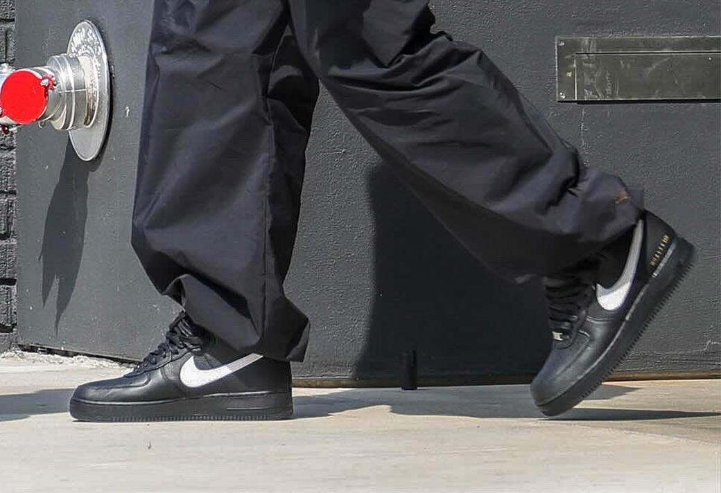 Kanye West,AF1,ALYX  侃爷又换上了新的 Nike 鞋！是这一双…