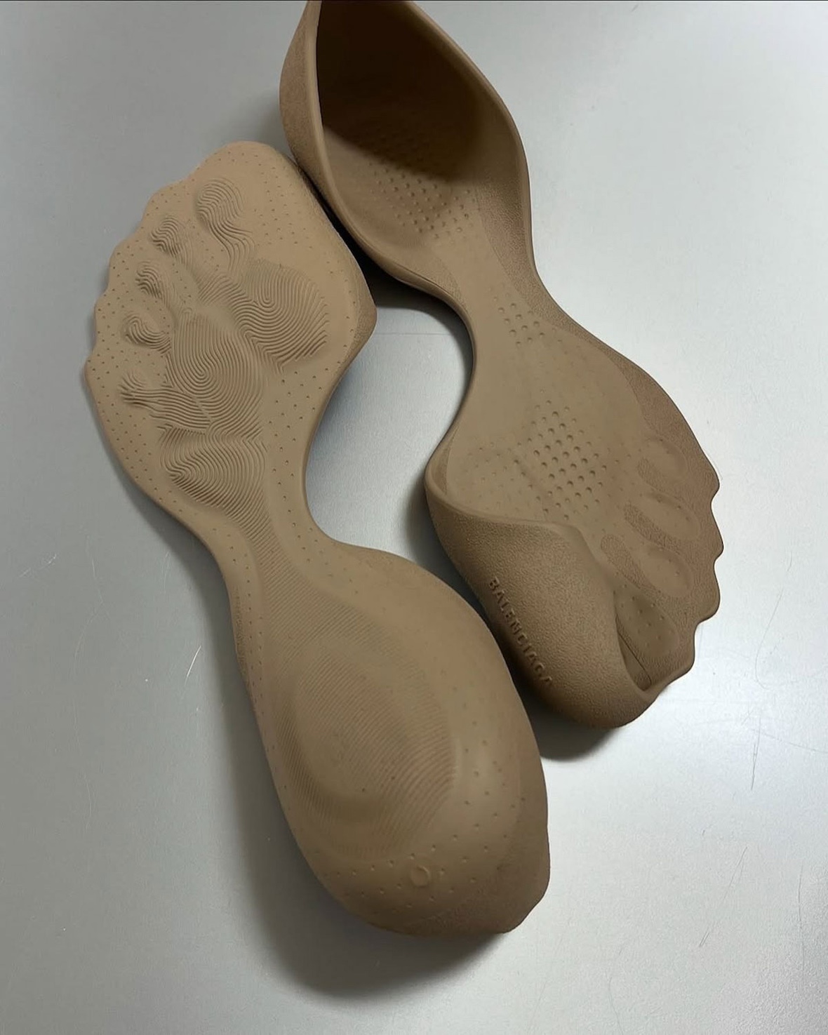 BALENCIAGA,巴黎世家 从未见过这种设计!「巴黎世家」新鞋又刷屏了... BALENCIAGA,巴黎世家 从未见过这种设计!「巴黎世家」新鞋又刷屏了...