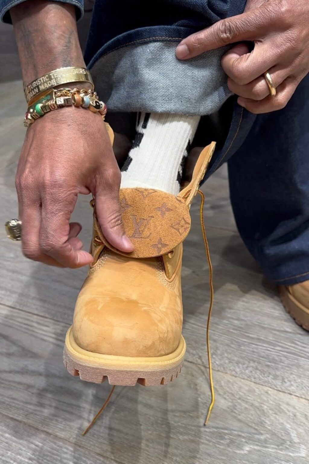 接班,Trainer,菲董,亲晒,「,新鞋型,」,超,双, 接班 Trainer?菲董亲晒「LV 新鞋型」!超 40 双配色亮相! 接班,Trainer,菲董,亲晒,「,新鞋型,」,超,双, 接班 Trainer?菲董亲晒「LV 新鞋型」!超 40 双配色亮相!
