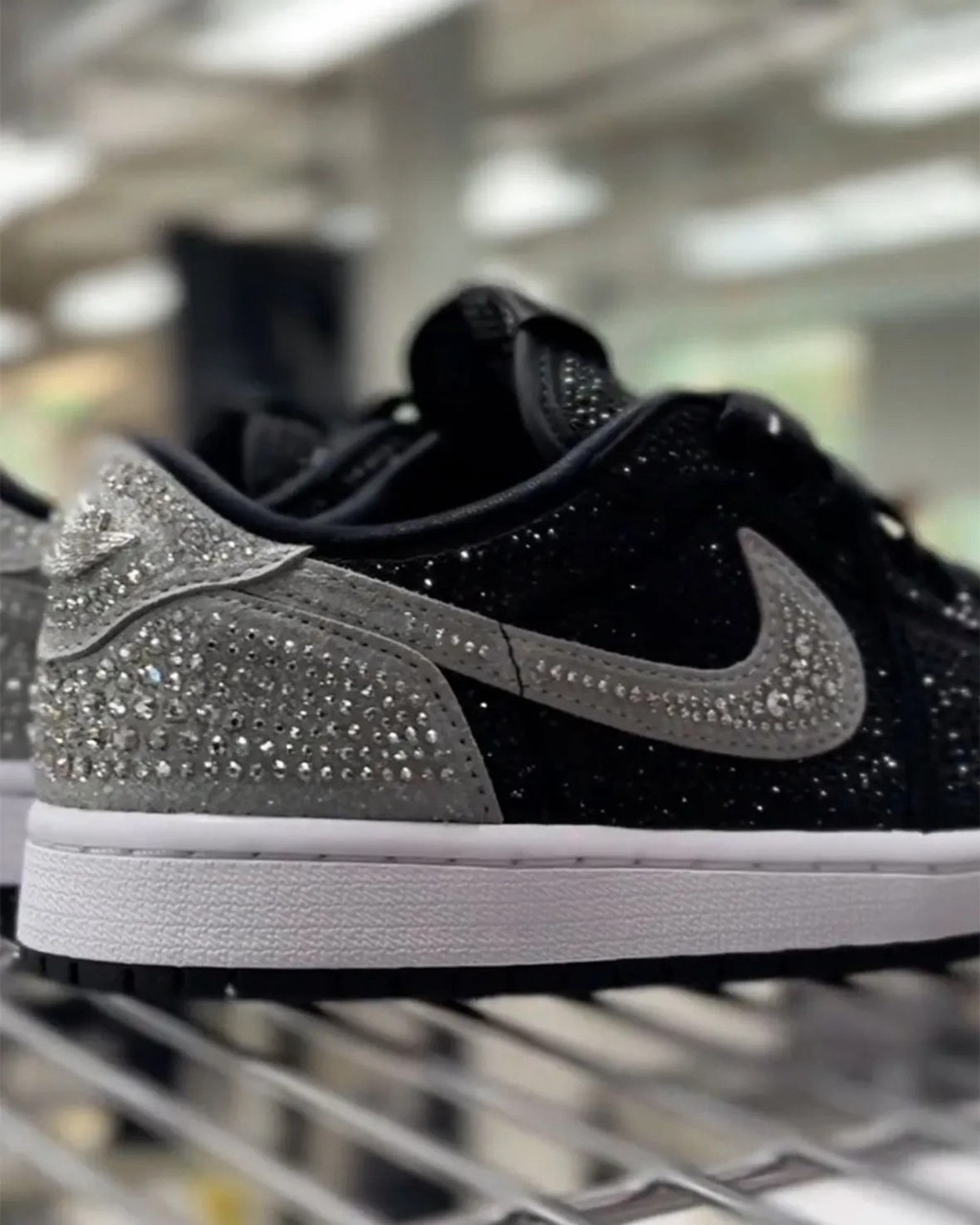 Swarovski,Air Jordan 1 Low OG, 定价一千美元?!施华洛世奇 x AJ 实物公开! Swarovski,Air Jordan 1 Low OG, 定价一千美元?!施华洛世奇 x AJ 实物公开!