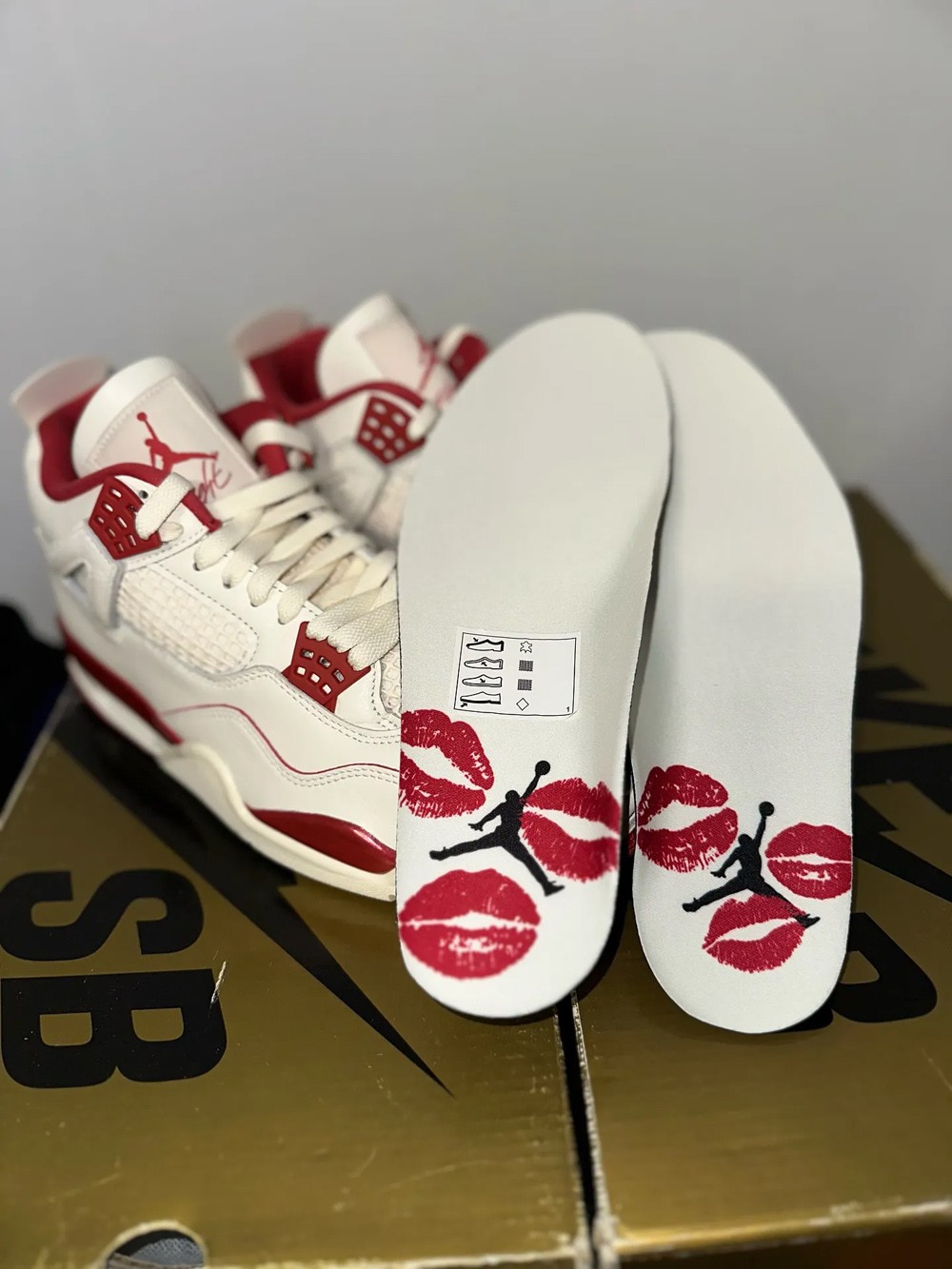 Air Jordan 4,AJ4,Sierra Red,WM 设计够大胆!明年「情人节 AJ4」首次曝光! Air Jordan 4,AJ4,Sierra Red,WM 设计够大胆!明年「情人节 AJ4」首次曝光!