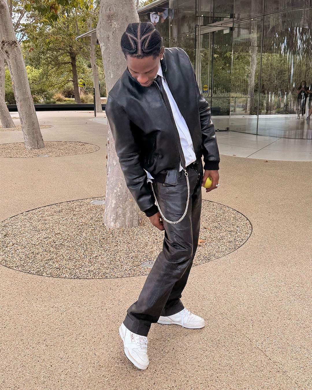 库克,倒钩 苹果 CEO 又穿球鞋!这次是「闪电倒钩」! 库克,倒钩 苹果 CEO 又穿球鞋!这次是「闪电倒钩」!