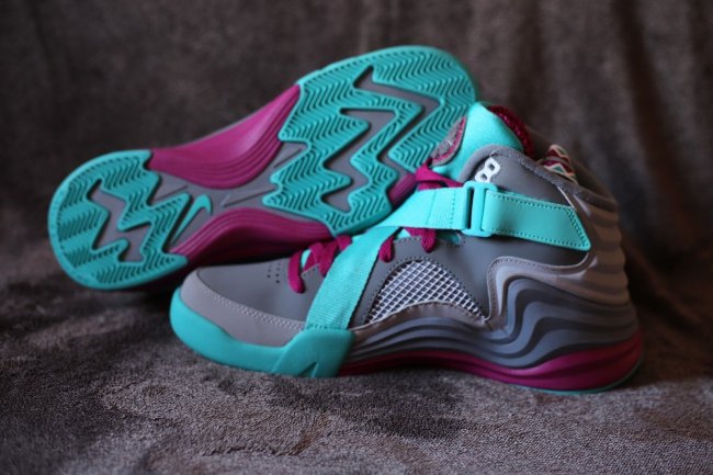 选用lunarlon技术并结合air raid的经典设计,呈现全新nike lunar raid