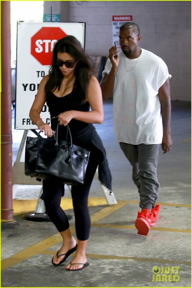 时隔数月Kanye,West,再穿Ni 侃爷 Kanye West 再穿 Nike Air Yeezy 2 ”Red October” 出街