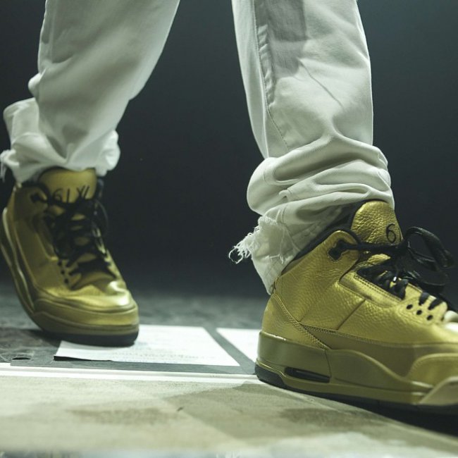 球鞋资讯,球鞋新闻,时尚杂 AJ3 Drake 上脚 Air Jordan 3 “OVO” PE 上台表演