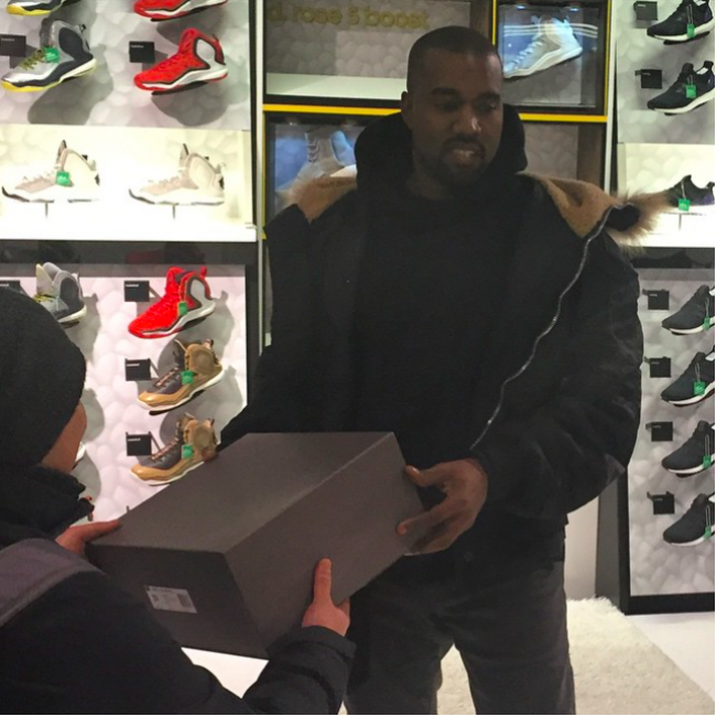 Kanye,West亲临纽约adidas店铺  Kanye West 亲临 adidas 纽约店铺