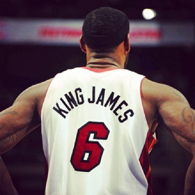 詹姆斯今天穿上了 king james 的外号球衣,并且穿着了一款全红配色的