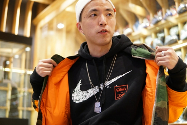 上面除了醒目的 nike swoosh 標識外,還印有 deal 和我的廠牌 shooc