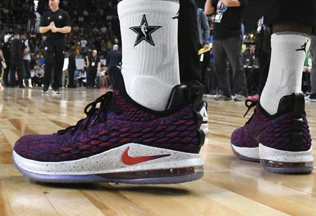 备受好评的詹皇 15 代战靴 nike lebron 15 发售已久,同 kith 的时尚