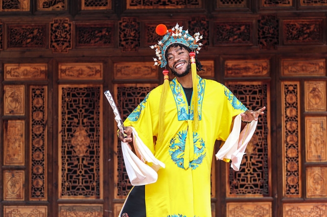 罗斯化身 "快递小哥" 为球迷送上神秘大礼,2018 中国行完整回顾