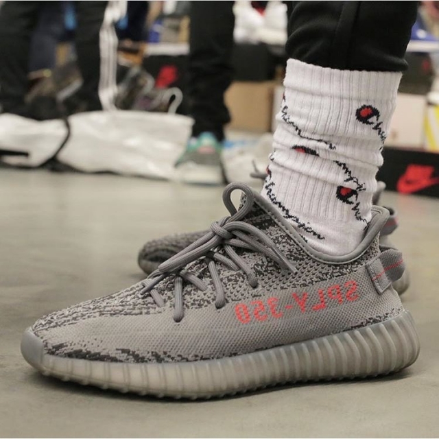 侃爷转投 adidas 后不久,大地色就成为 yeezy 系列的标志性设计.