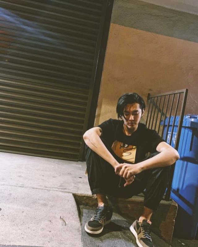 吴亦凡上脚低帮倒钩tsxairjordan1low