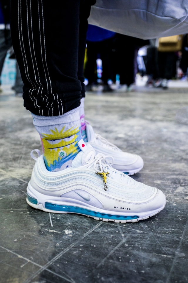 ▼ $1200 刀入手的定製聖水 air max 97