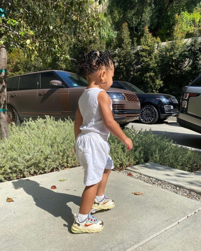 怒获8619万点赞travisscott女儿上脚全新反勾酸了