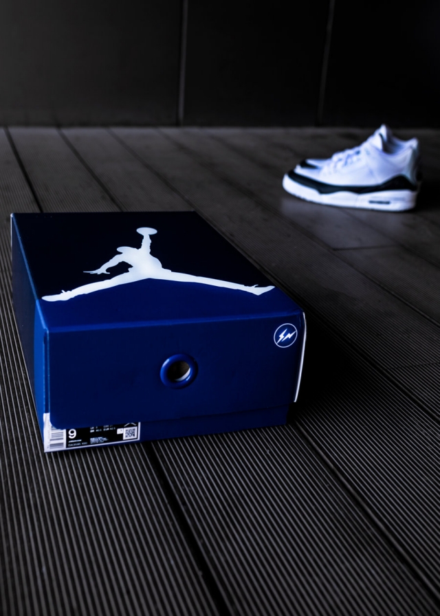 ▼ 蓝色双拼鞋盒,带有双闪电 logo 标识