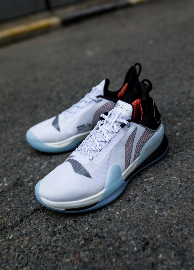 鞋底部分由 bounce  和 lightfoam 双层材质组成,将缓震和回弹完美