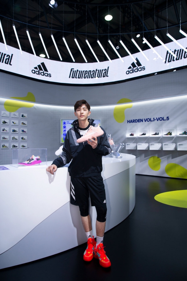 邓伦上脚哈登新战靴!上演登哥招牌必杀技!