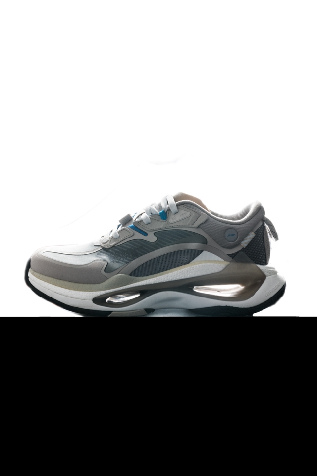 最后一层以李宁  lightfoam 材质收尾,作进一步减重处理,同时让脚感