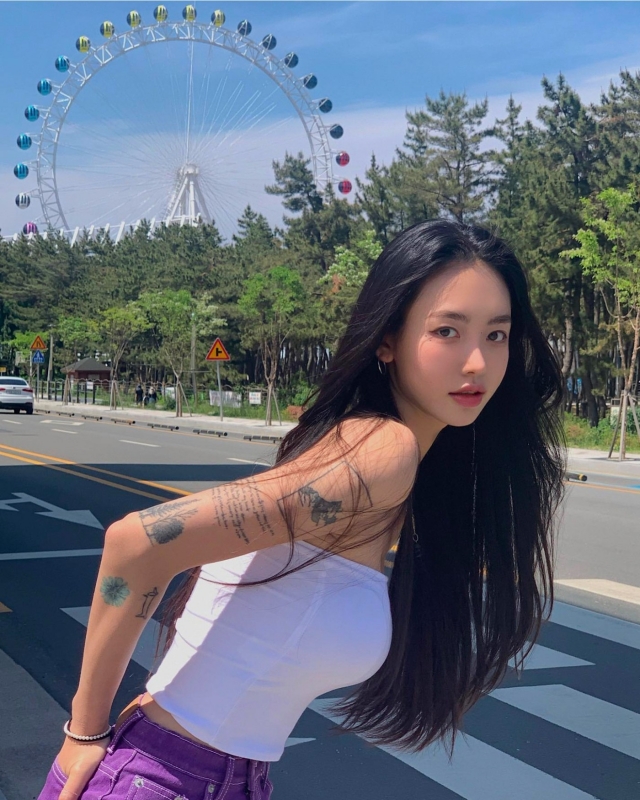 djsoda明日花罕见同框开始大玩变装还专门找来一双都眼馋的球鞋