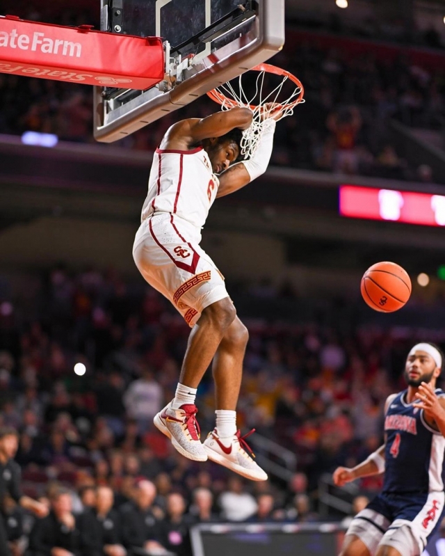 詹皇子亲穿倒钩lebronnxxtgen亮相赛场