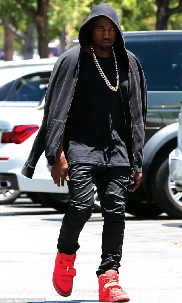 kanye west 再次上脚 air yeezy 2 red october