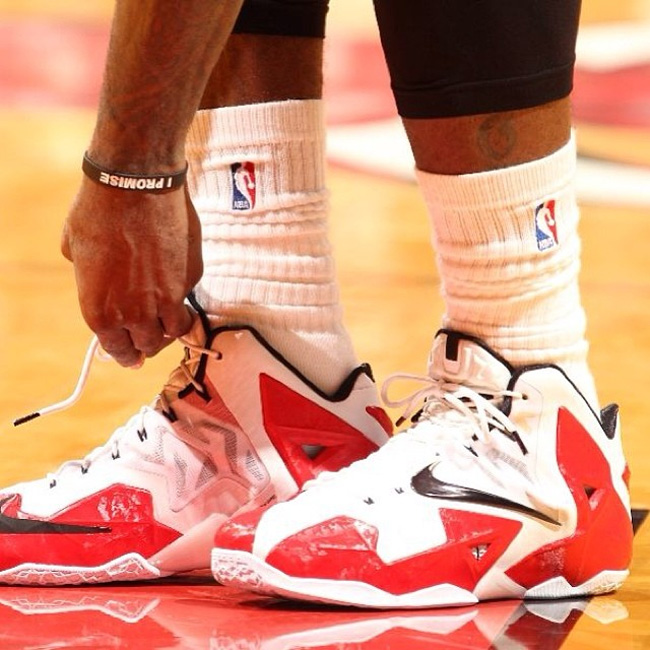 lbj11  詹姆斯赛场上脚 LeBron 11 Home PE