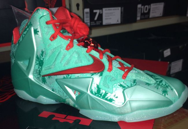 LBJ,LBJ11,圣诞大战 LBJ11圣诞大战 LeBron 11 ＂Christmas＂ 圣诞配色更多实物曝光