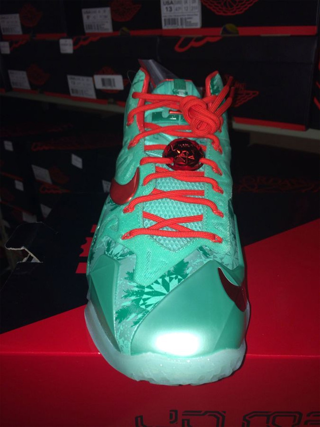 LBJ,LBJ11,圣诞大战 LBJ11圣诞大战 LeBron 11 ＂Christmas＂ 圣诞配色更多实物曝光